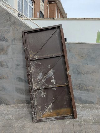 Puerta anti-okupa metálica
