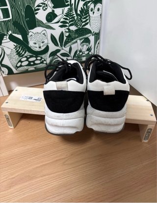 Zapatillas deportivas negras y blancas