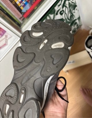 Zapatillas deportivas negras y blancas