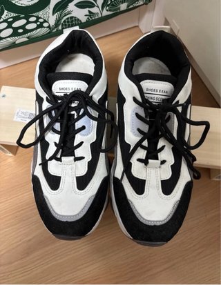 Zapatillas deportivas negras y blancas