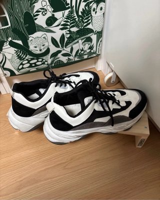 Zapatillas deportivas negras y blancas