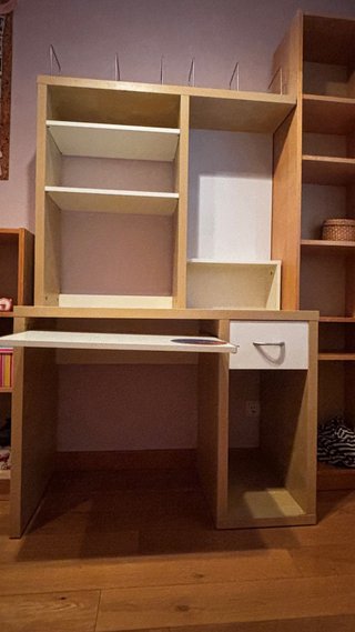 Escritorio con estantería y cajón