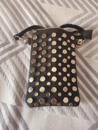 Bolso bandolera de color negro con tachuelas