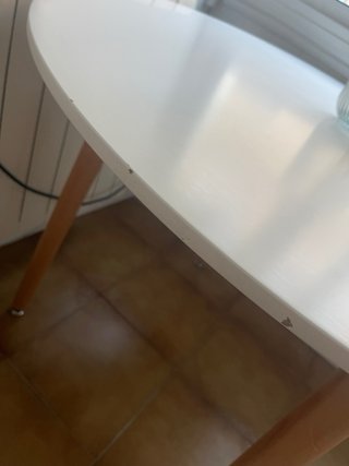 Mesa redonda blanca y madera