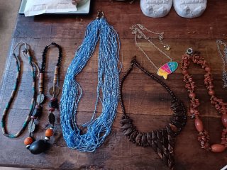 Lote Bisutería: Pulsera, Pendientes y Colgantes.