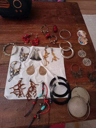 Lote Bisutería: Pulsera, Pendientes y Colgantes.