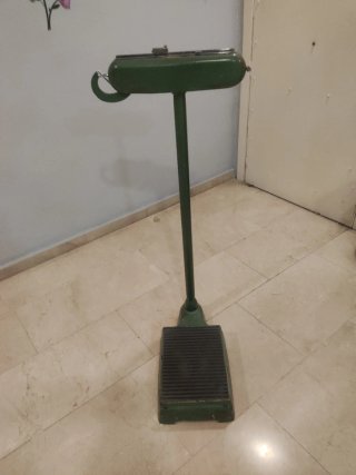 Báscula romana vintage de pie