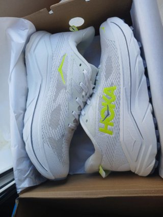 Zapatillas Hoka Running Blancas y Amarilla