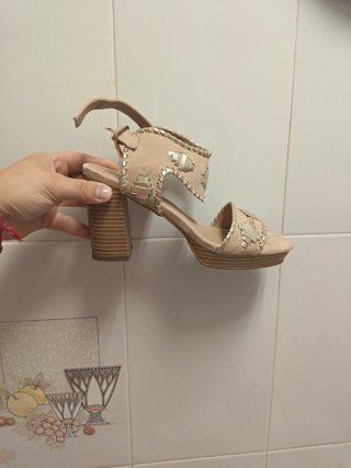 Zapatos de tacón beige y oro