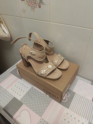 Zapatos de tacón beige y oro