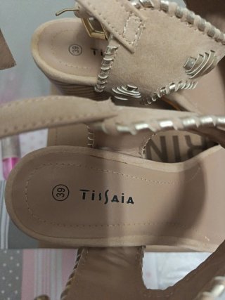 Zapatos de tacón beige y oro