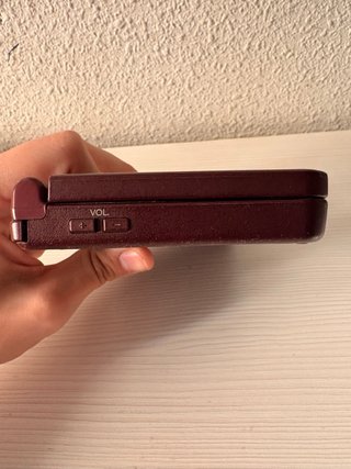 Nintendo DSI XL roja sin cargador.