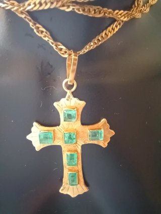 Cruz de oro amarillo de 18ct con seis Esmeraldas.