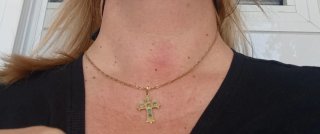 Cruz de oro amarillo de 18ct con seis Esmeraldas.