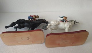 2 caballos con jockeys en resina. Danbury Mint