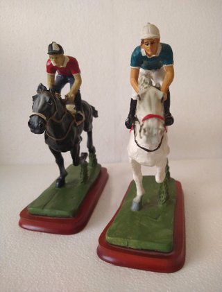 2 caballos con jockeys en resina. Danbury Mint
