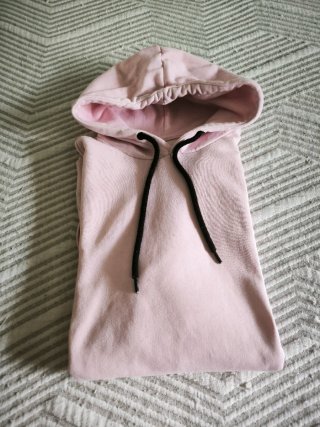 Sudadera rosa con cordones negros