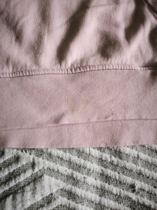 Sudadera rosa con cordones negros