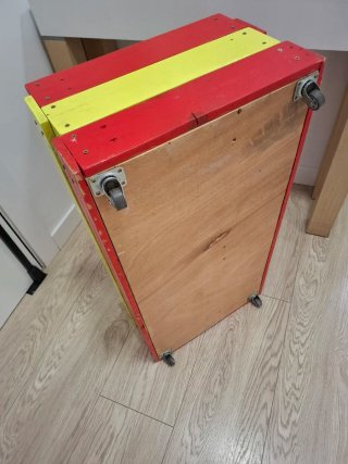 Cajón de madera con ruedas