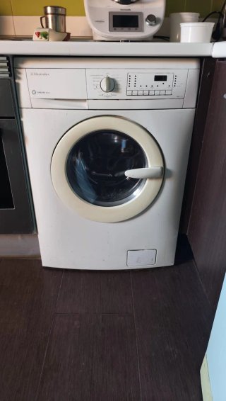 Lavadora de carga frontal de la marca Electrolux.