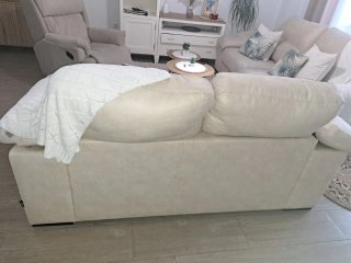 Dos sofás de tela beige