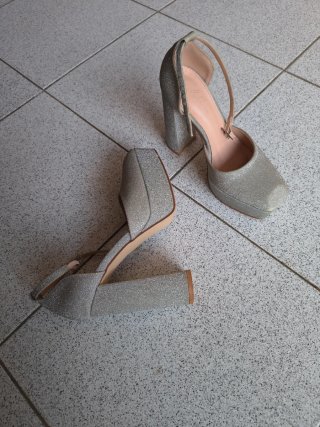 Zapatos de fiesta plateados