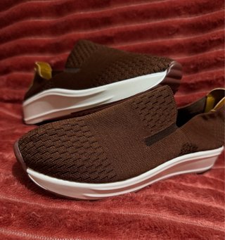 Zapatillas Malla Marrón Ligeras. Nuevo.