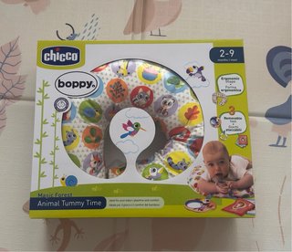 Cojín de apoyo para bebé con juguetes