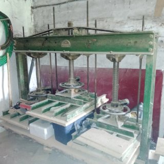 1Máquinacombinada(sierra,tupi, regruesadora)2Prens