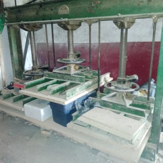 1Máquinacombinada(sierra,tupi, regruesadora)2Prens