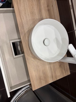 Mueble de baño madera y blanco.