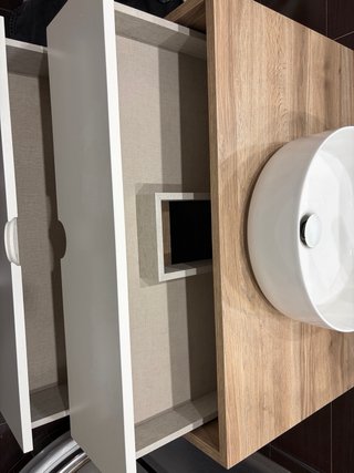 Mueble de baño madera y blanco.