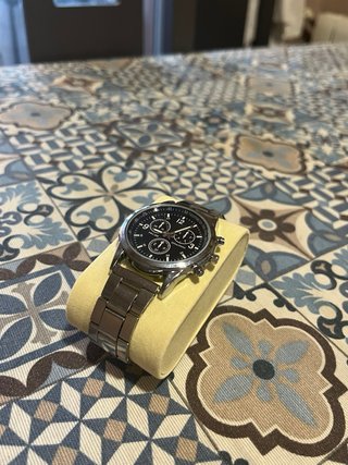 Elegante Reloj Cronógrafo Negro y Plateado