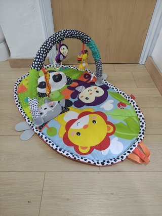 Gimnasio para bebé con arco y juguetes