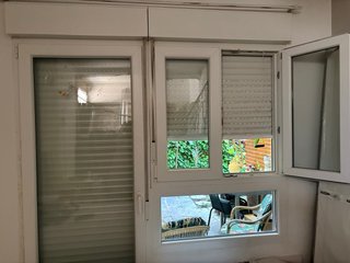 Balconera oscilobatiente con persiana