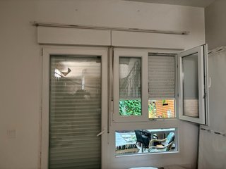 Balconera oscilobatiente con persiana