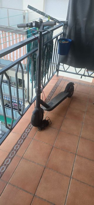 Patinete eléctrico con cargador