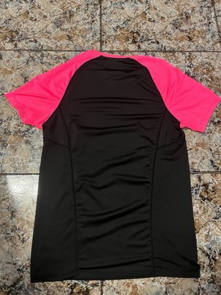 Camiseta deportiva ASOS 4505 negra y rosa