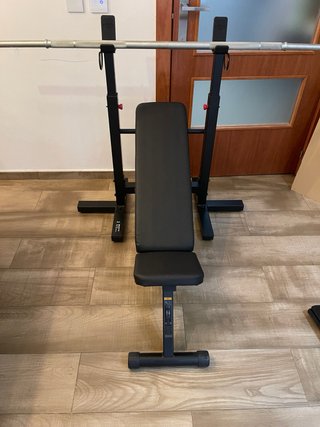 Banco de pesas con barra y discos
