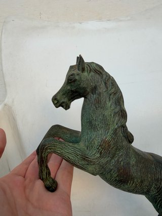 Figura de caballo de bronce