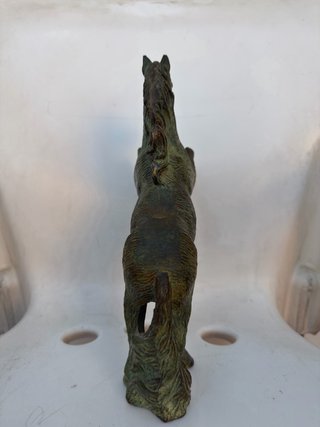 Figura de caballo de bronce