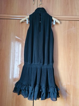 Vestido fiesta negro plisado volantes