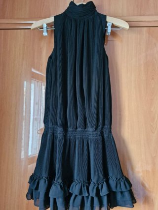 Vestido fiesta negro plisado volantes