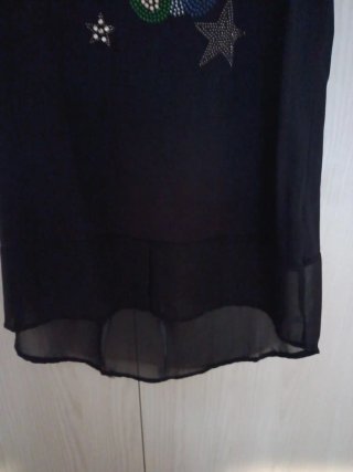 Camiseta negra con osito y estrellas