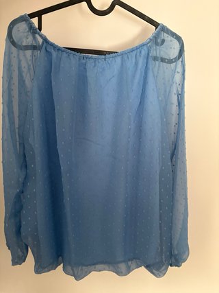 Blusa azul de gasa con topitos