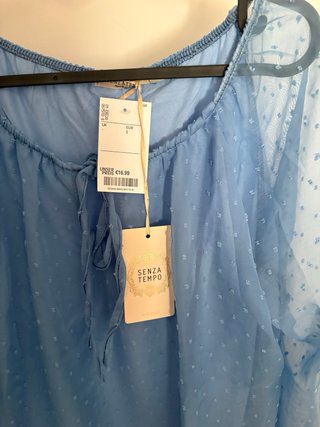 Blusa azul de gasa con topitos