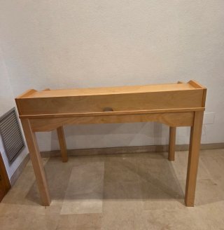 Escritorio de madera con cajones
