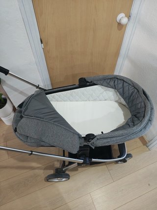 Carro de bebé gris
