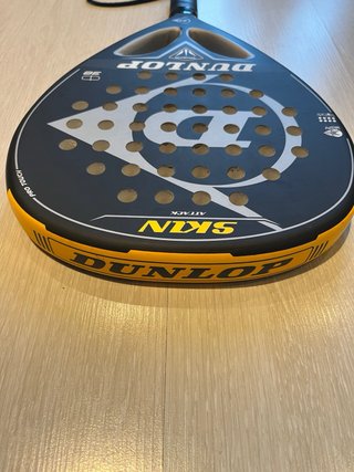 Pala de pádel Dunlop Skin Attack.
