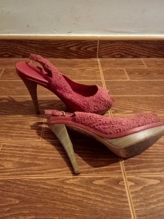 Zapatos de tacón rosa coral con encaje talla 40